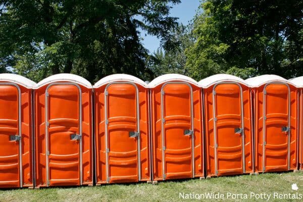 a lineup of clean and well-maintained portable loos for workers in Jonesboro, AR